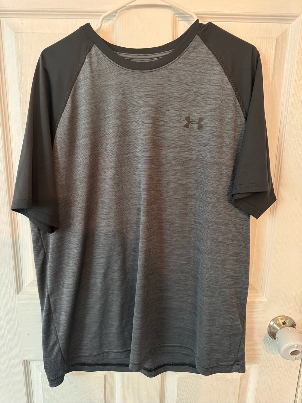 Like new - Under Armour Men’s Short Sleeve Performance Tee - Gray/Black